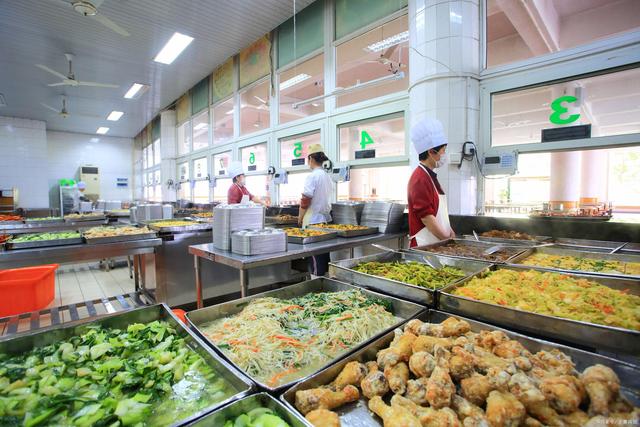 一個8千人的學(xué)校，食堂承包費每年350萬，能賺錢嗎？老板笑而不答