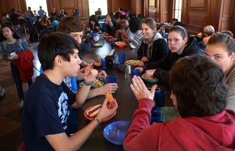 食堂承包看世界，了解國(guó)外學(xué)校食堂主要經(jīng)營(yíng)管理模式